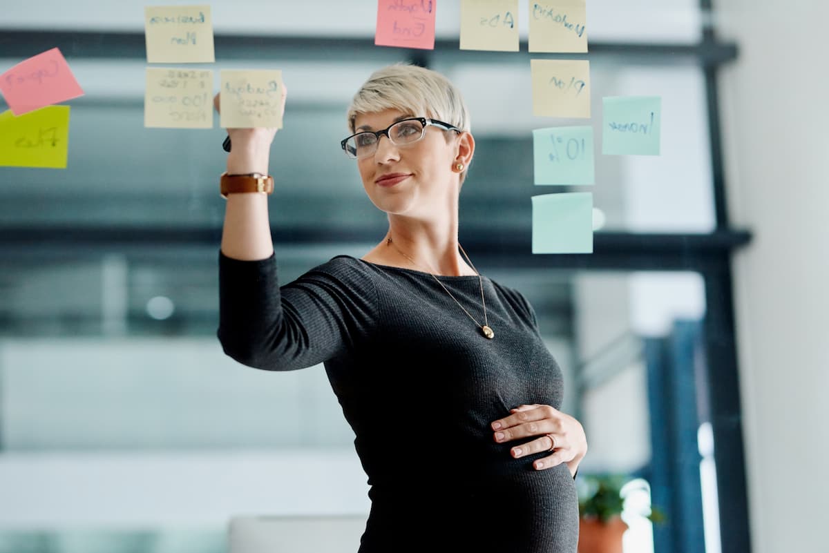 7 idées de look chic au bureau pour femme enceinte à essayer