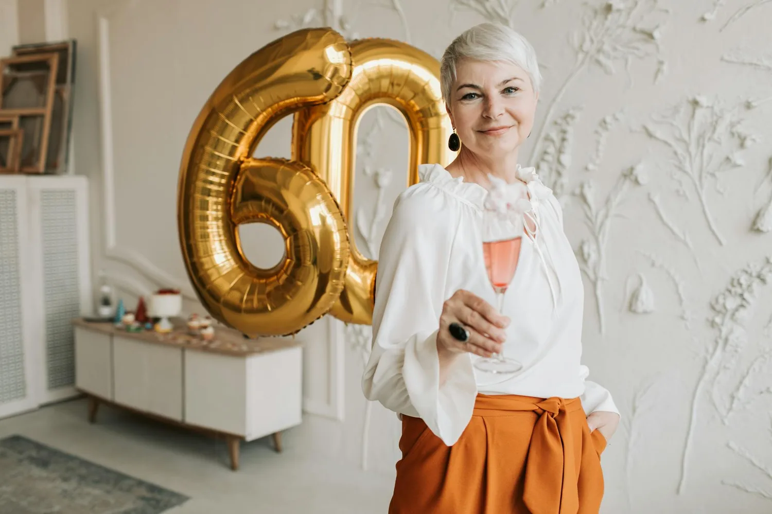 Cheveux fins et clairsemés après 60 ans : 8 coupes qui changent tout