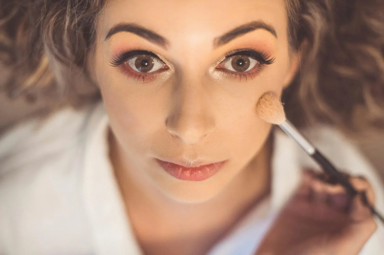 Maquillage mariage yeux bleus : 7 looks qui subliment votre regard