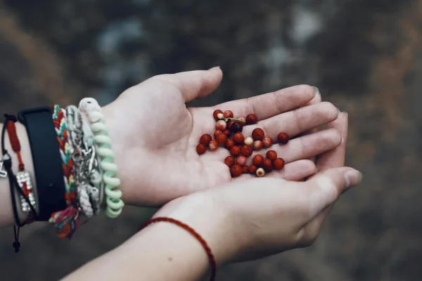 Bracelet rouge : 5 significations cachées selon les traditions