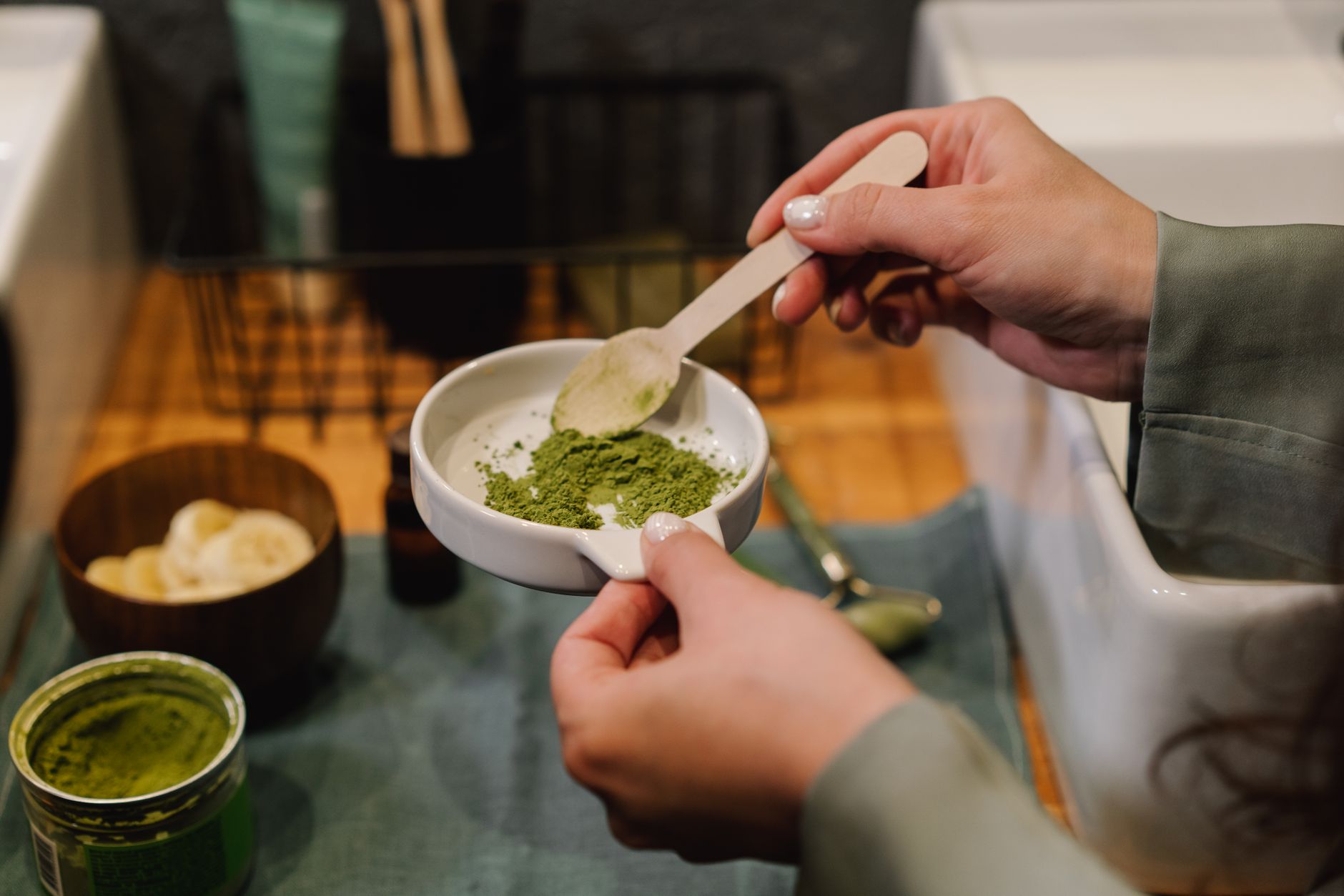 Bicarbonate de soude sur la peau : bienfaits, dangers et erreurs à éviter