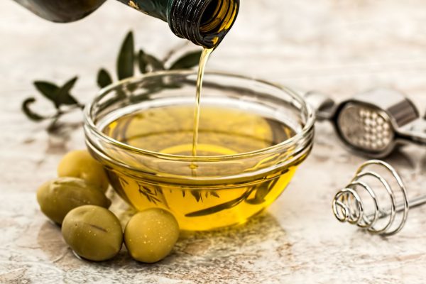 Huile d’olive sur la peau : bienfaits visage, limites et bons gestes