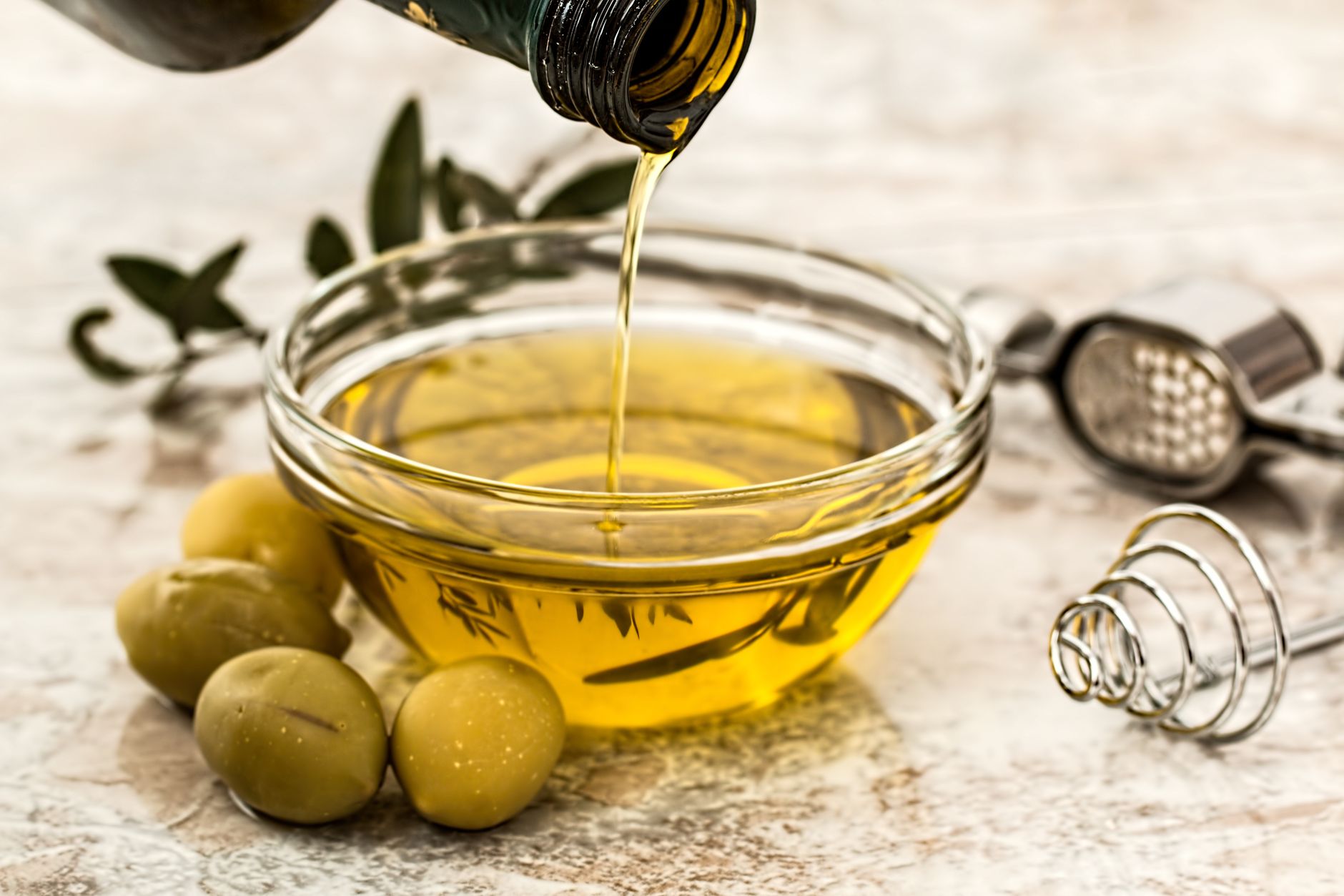 Huile d’olive sur la peau : bienfaits visage, limites et bons gestes