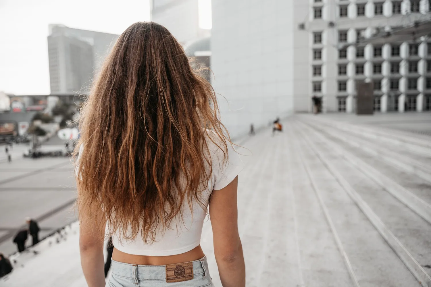 Vitesse de pousse des cheveux : les vrais chiffres par mois