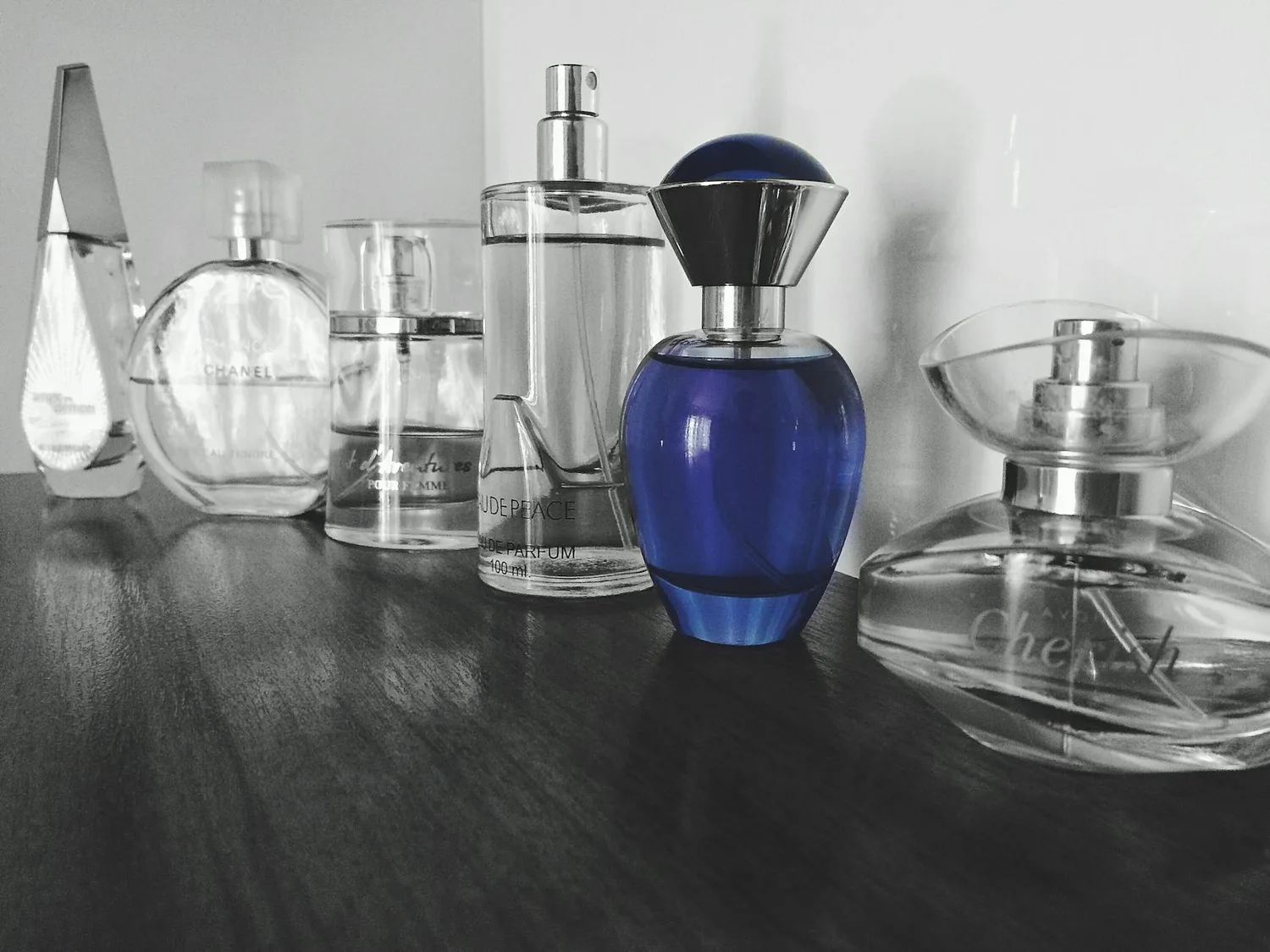 Les 8 parfums femme boisés les plus vendus en 2026
