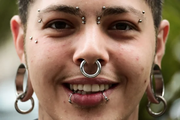 Les différents piercings de langue : types, bijoux et conseils