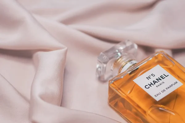 Tache de fond de teint : 6 méthodes pour sauver vos vêtements