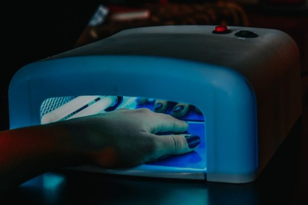 Lampe LED pour ongles : comment choisir un modèle efficace sans abîmer sa manucure