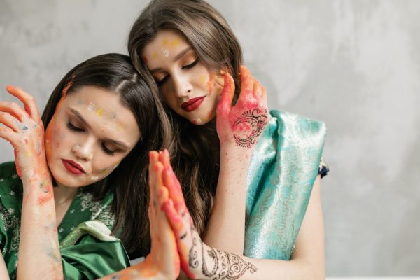Henné : coloration, tatouage temporaire ou soin naturel, comment bien l’utiliser ?