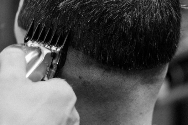 Tondeuse professionnelle cheveux : critères pour bien choisir à la maison ou en salon