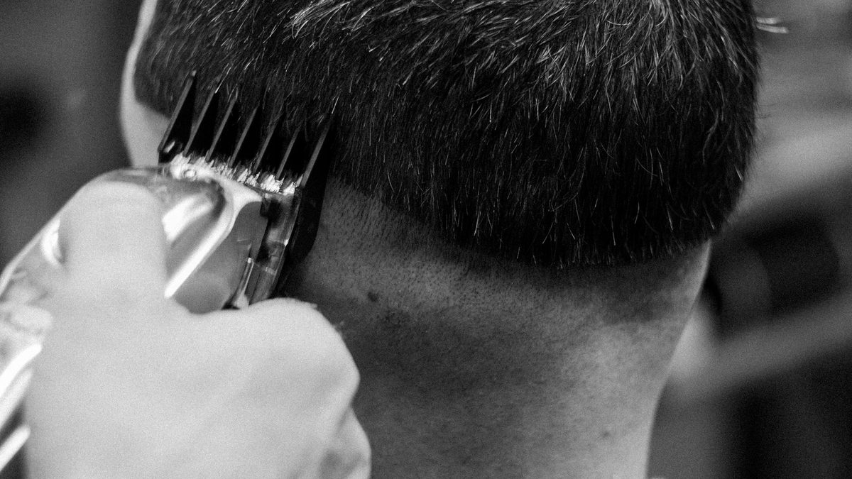 Tondeuse professionnelle cheveux : critères pour bien choisir à la maison ou en salon
