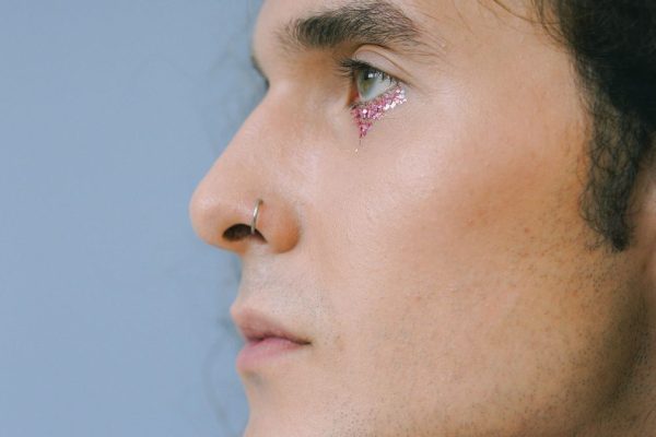 Comment enlever une boucle d’oreille de perçage sans se faire mal