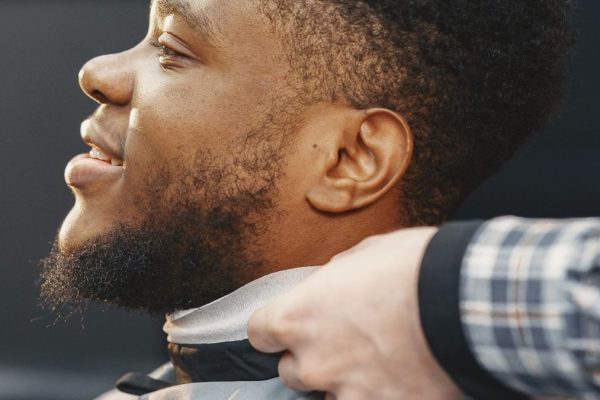 Coupe homme mi-long : inspirations et conseils selon la texture de cheveux