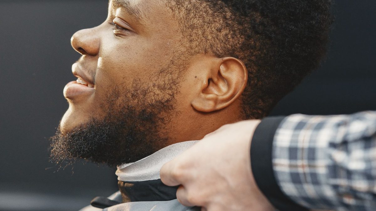 Coupe homme mi-long : inspirations et conseils selon la texture de cheveux