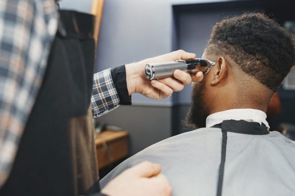 Coupe afro homme : idées de styles, entretien et erreurs à éviter
