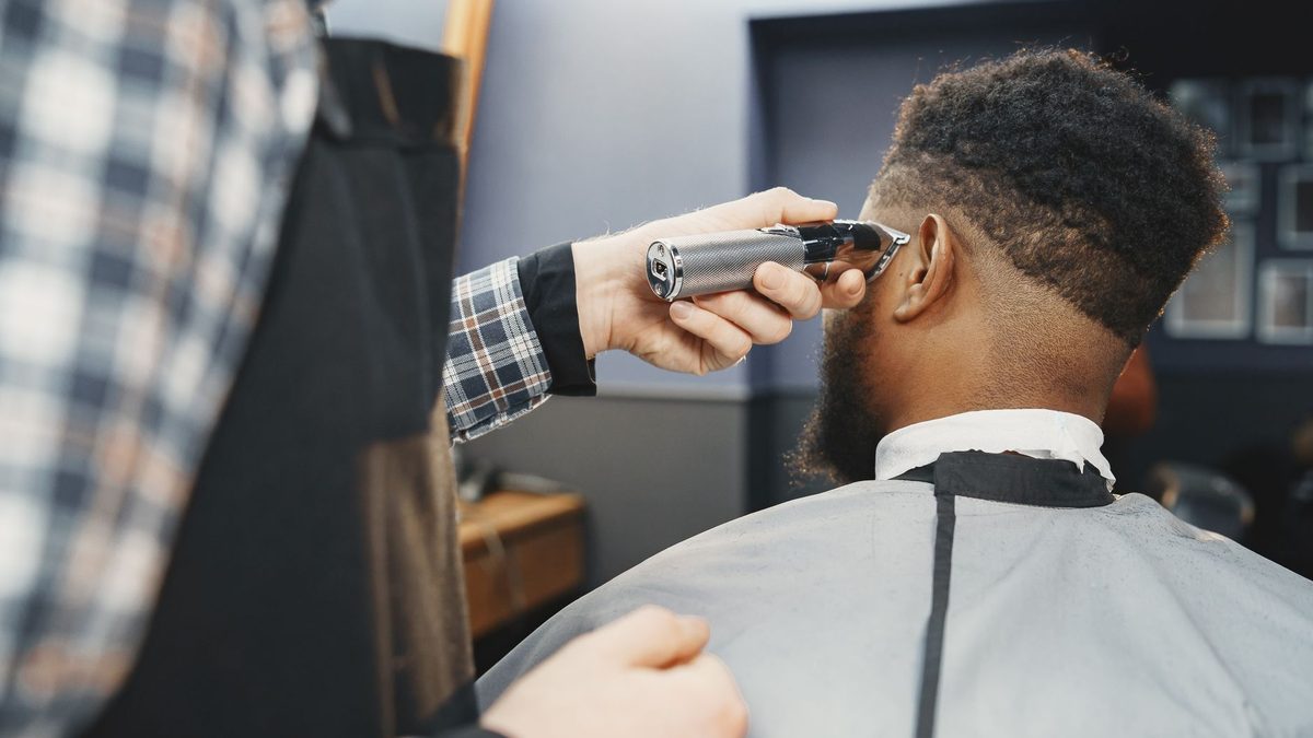 Coupe afro homme : idées de styles, entretien et erreurs à éviter