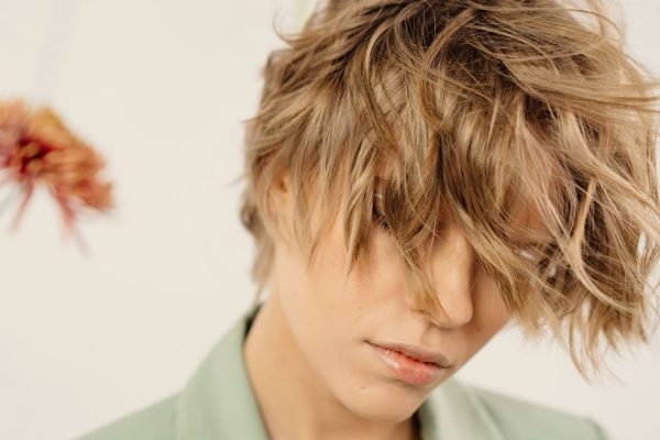 Coupe shaggy mi-long : à qui elle va et comment la coiffer facilement