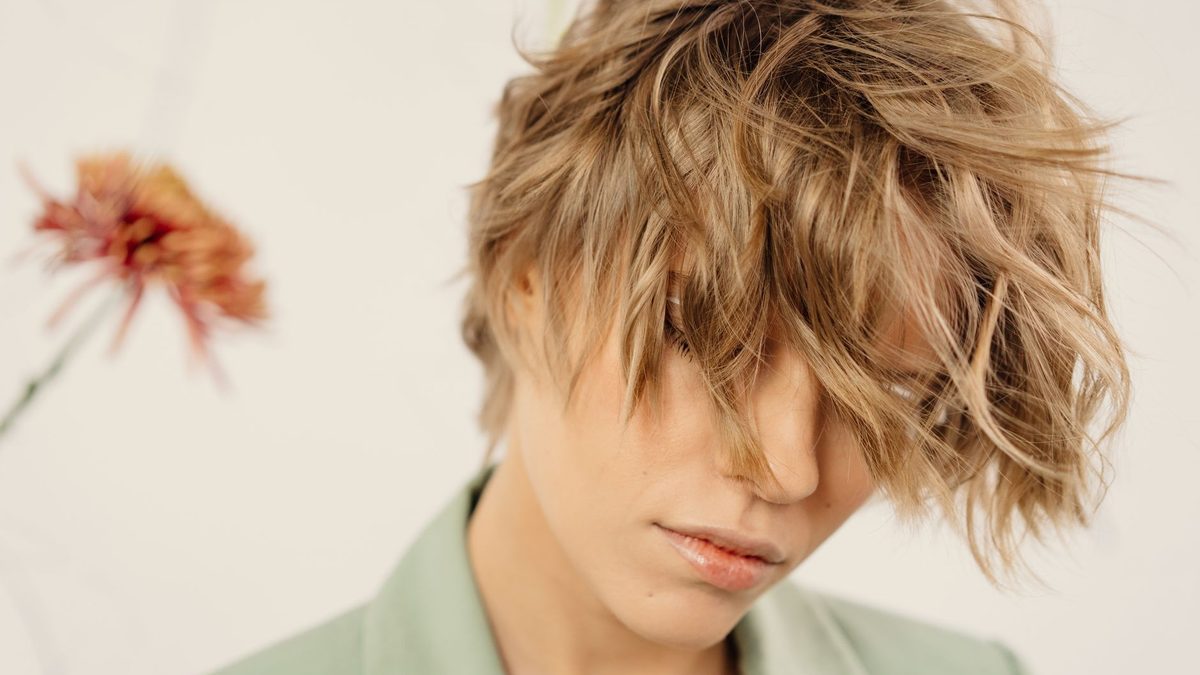Coupe shaggy mi-long : à qui elle va et comment la coiffer facilement