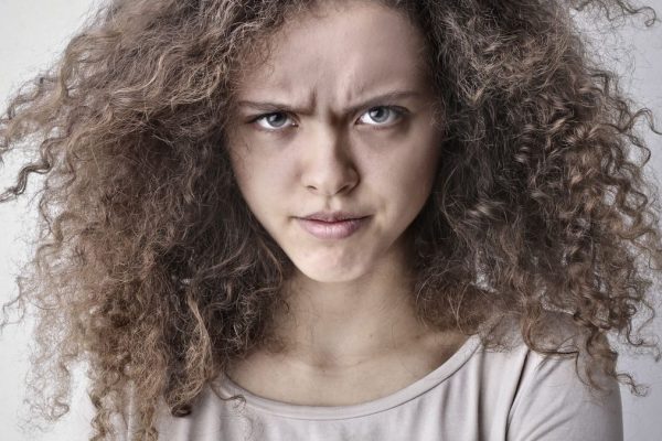 Cheveux mousseux : que faire pour retrouver une matière plus nette ?