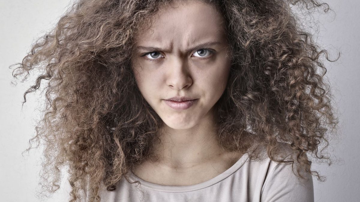Cheveux mousseux : que faire pour retrouver une matière plus nette ?