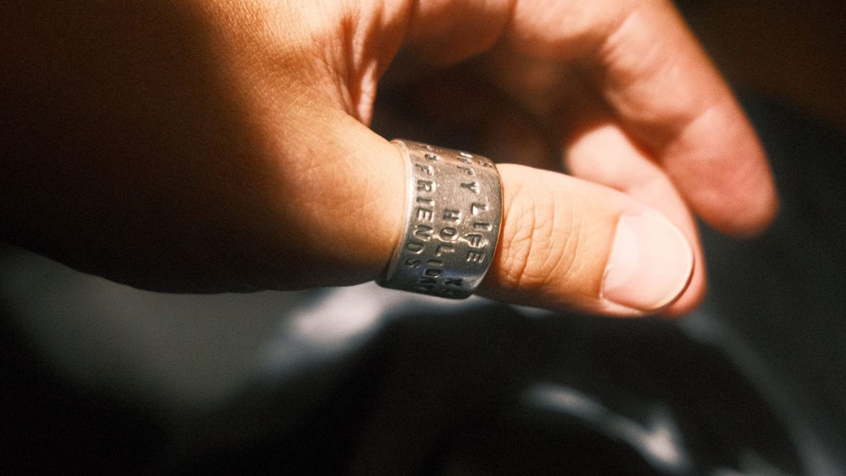 Bague de pouce : signification, style et conseils pour bien la porter