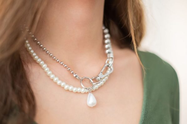 Collier de perles : comment le moderniser sans faire trop classique