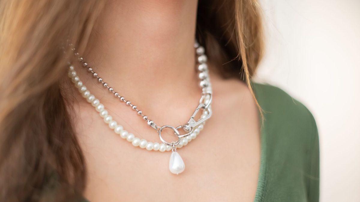 Collier de perles : comment le moderniser sans faire trop classique