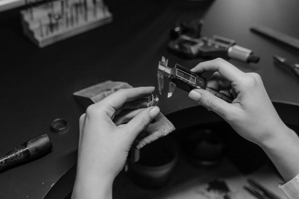 Agrandir une bague : solutions, limites et erreurs à éviter