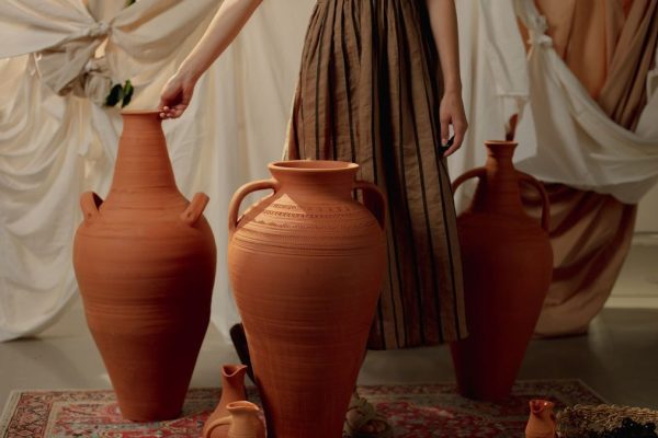Robe terracotta : comment porter cette couleur tendance en cérémonie ou au quotidien