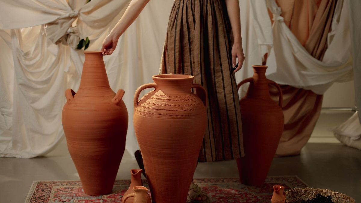 Robe terracotta : comment porter cette couleur tendance en cérémonie ou au quotidien