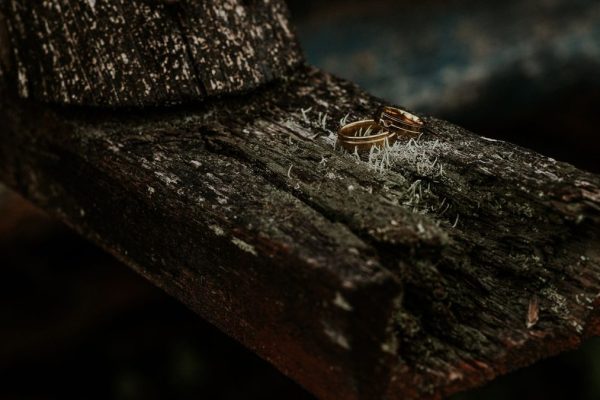 Bague en bois : le bijou naturel qui change des modèles classiques