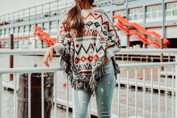 Poncho femme : comment le porter avec style sans alourdir la silhouette