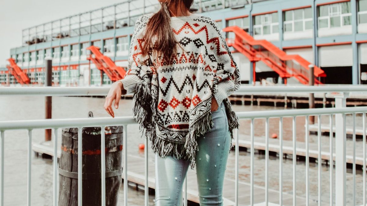 Poncho femme : comment le porter avec style sans alourdir la silhouette