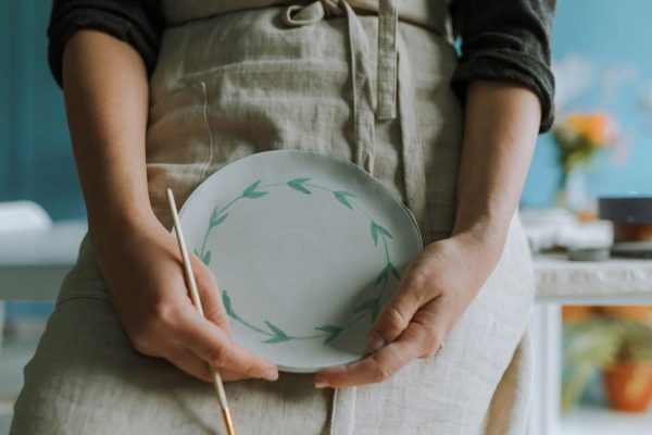 Faïence de Moustiers en ligne : comment choisir une belle pièce artisanale