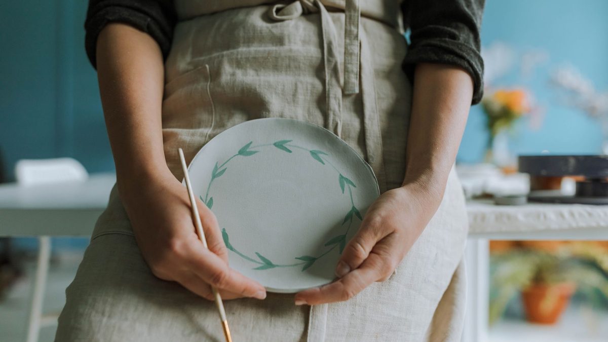 Faïence de Moustiers en ligne : comment choisir une belle pièce artisanale